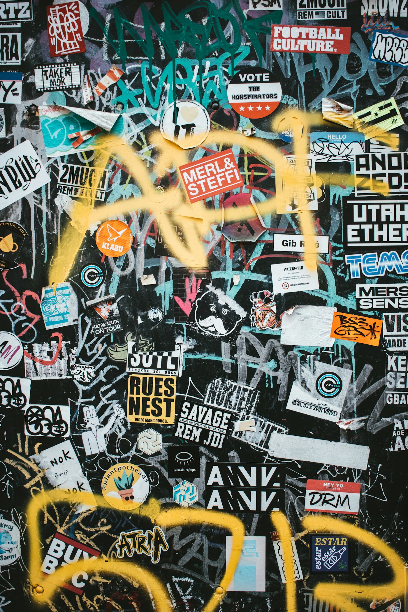 Muro coperto di graffiti dai colori accesi nel quartiere.